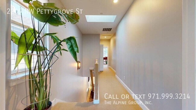 Building Photo - 2209 NW Pettygrove St