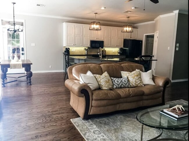 Building Photo - Mill Creek Executive Home Overlooking Golf Course at 17th Tee