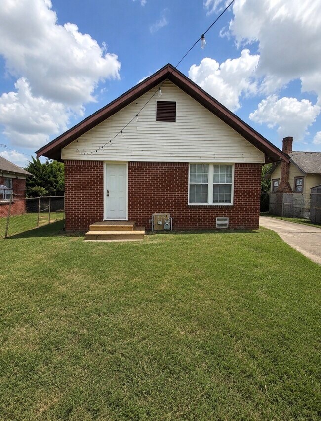 Building Photo - 3824 Woodleigh St