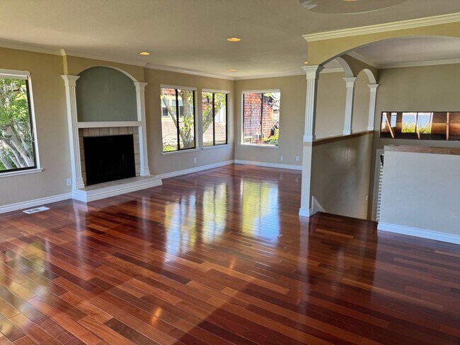 Building Photo - 2750 Sea View Pkwy