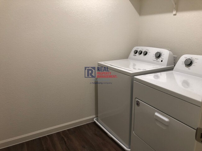 Building Photo - Spacious 5 Bedroom/3 Full Bath Open Concep...