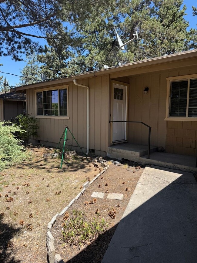 Building Photo - Updated Duplex in SE Bend