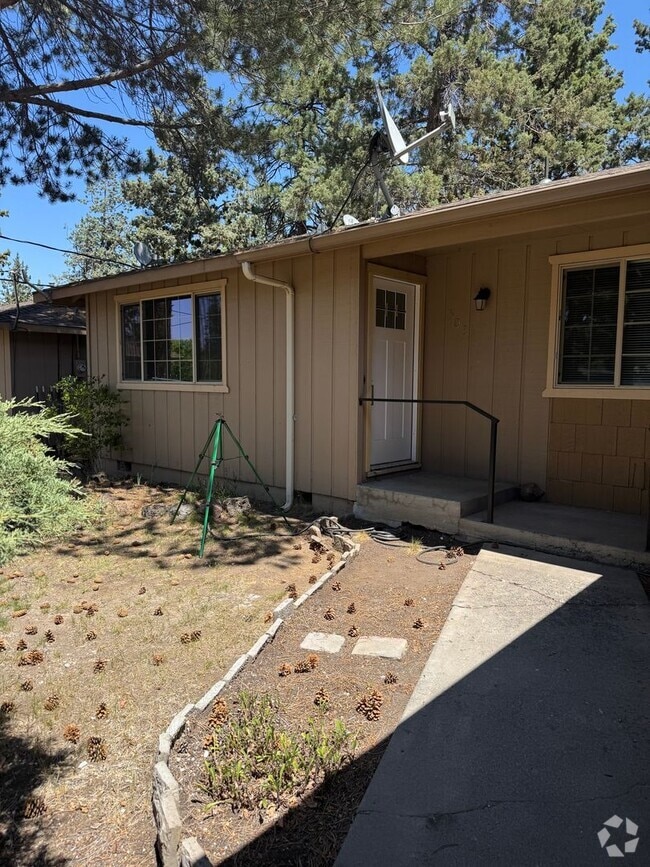 Building Photo - Updated Duplex in SE Bend
