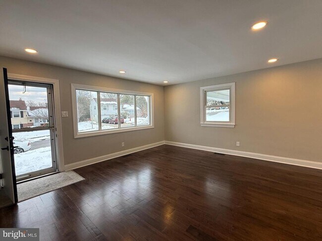 Building Photo - 41 Dorset Dr