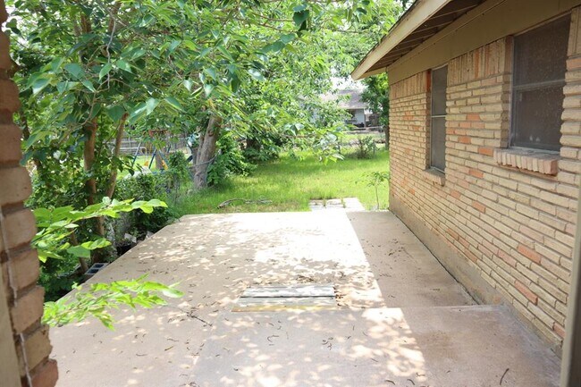 Building Photo - 5903 Eureka Dr