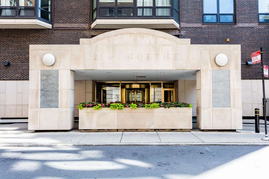 Building Entrance & Driveway - 21 W Goethe St