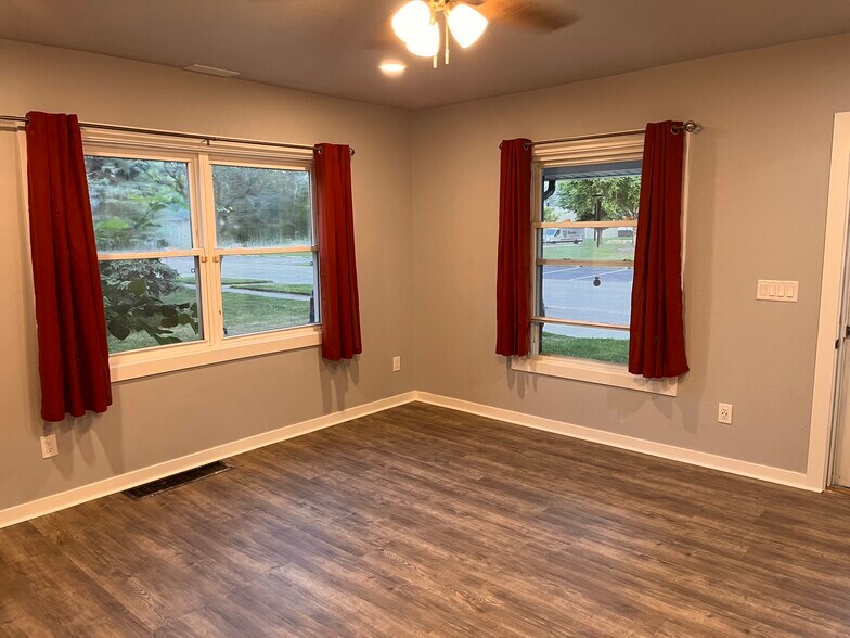 Living room - 10936 Toledo St