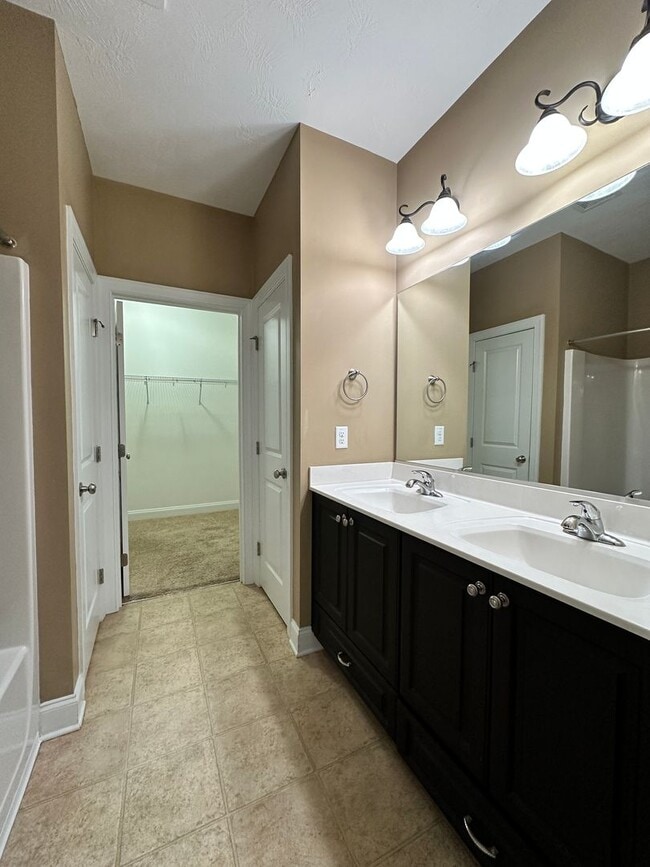 Building Photo - 3 bed/2 bath home with 1-car garage for re...