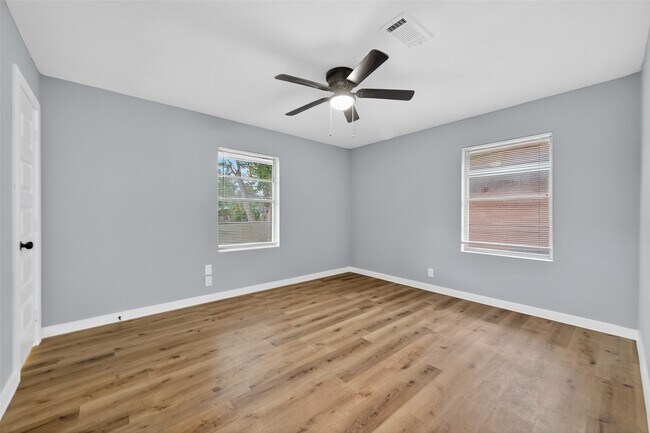 Building Photo - 627 Edgebrook Dr