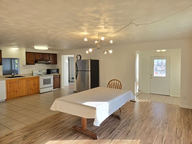 Building Photo - LIght Filled Rambler-Flexible lease term-