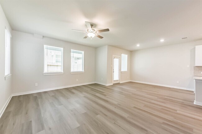 Building Photo - 583 Avisa Dr