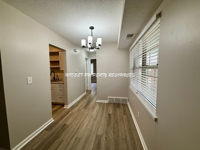 Building Photo - Stunning 1 Bedroom Apartment w/ Covered Pa...