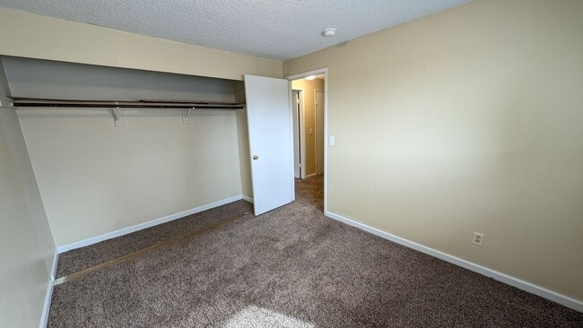 Building Photo - 2 bedroom 1 bath single level duplex