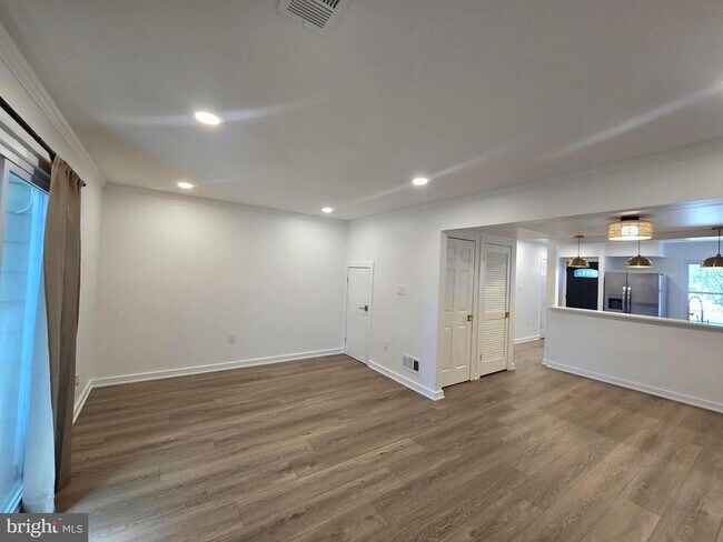 Building Photo - 8760 Stoneridge Dr