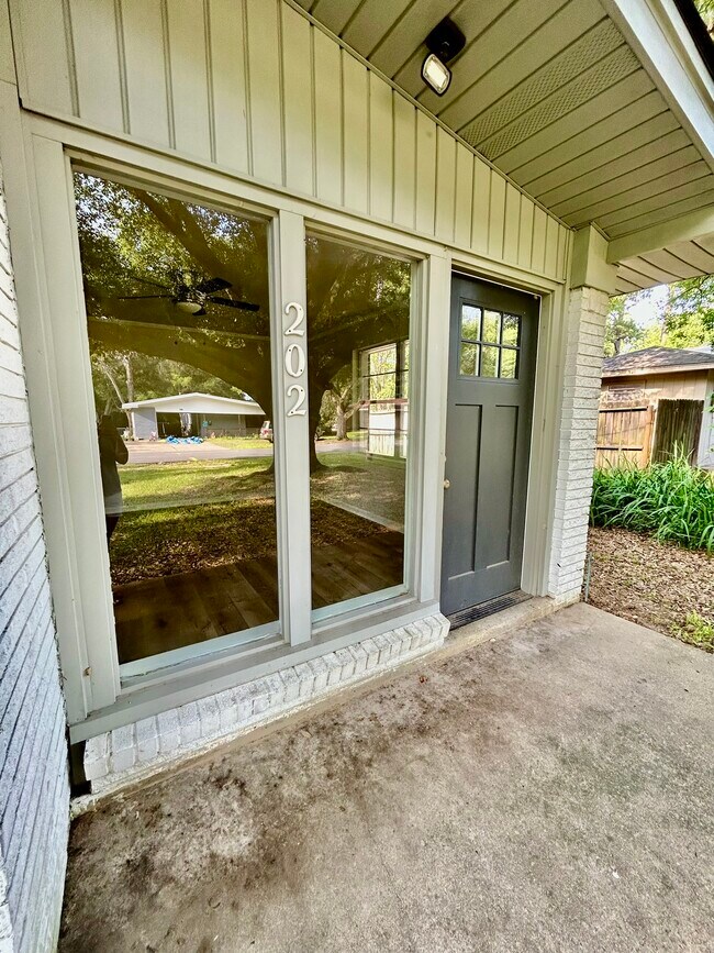 Building Photo - 202 Carter Dr