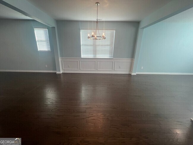 Building Photo - 165 Craines View