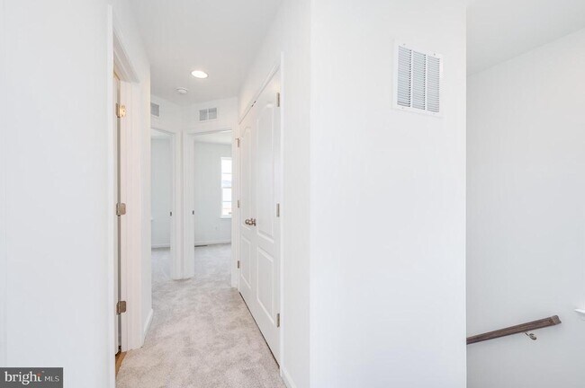 Building Photo - 301 Hillsdale Pl