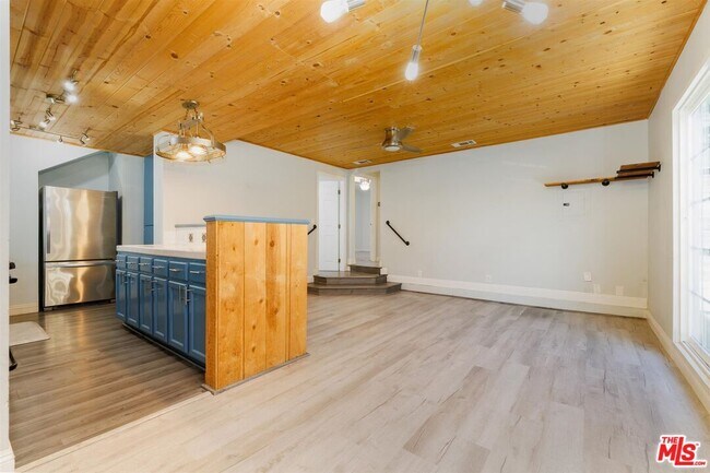 Building Photo - 1609 E Hillcrest Dr