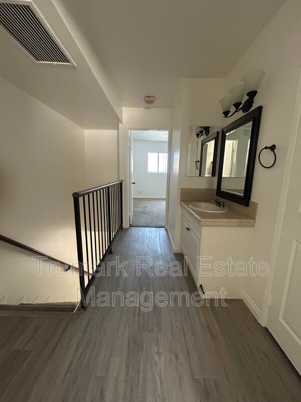 Building Photo - 1122 E Elk Ave