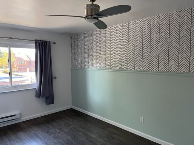 Building Photo - Redwood Park Estates Condo.  Available NOW!