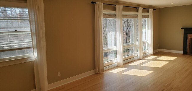 Building Photo - 4 bd, 2 ba, old SW Columbia, corner lot, great shape, fenced, hardwoods, W/D