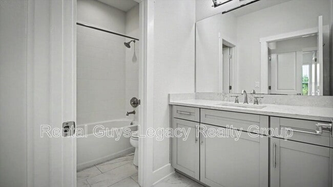 Building Photo - 409 Crestview Dr