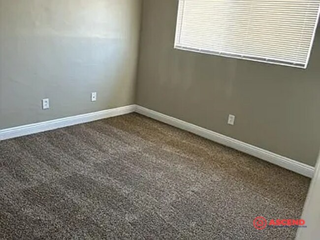 Building Photo - 3 Bedroom Home in East Bakersfield