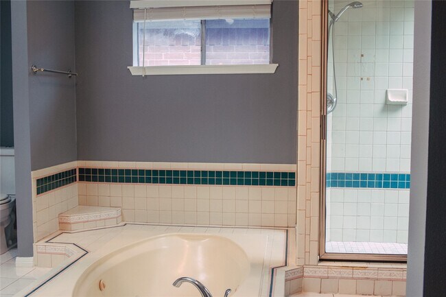 Building Photo - 13106 Hollowcreek Park Dr