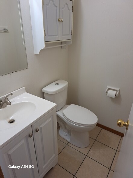 Half bathroom - 6405 Milwaukee Ave