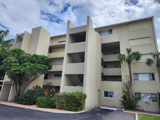 Building Photo - 5050 Ocean Beach Blvd