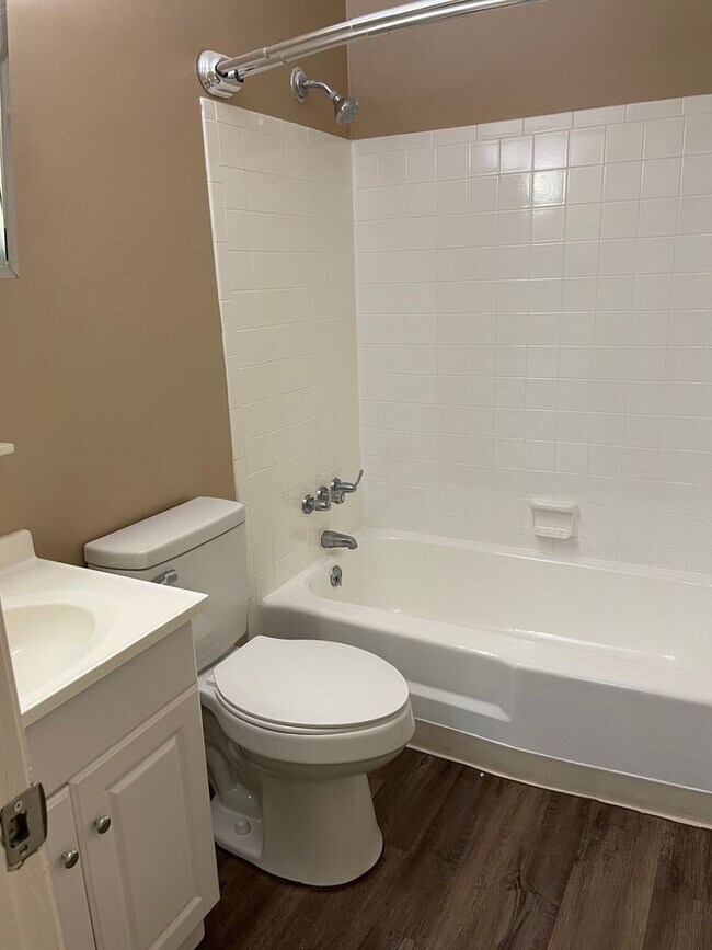 Building Photo - Large 2 bedroom apartment with washer/drye...