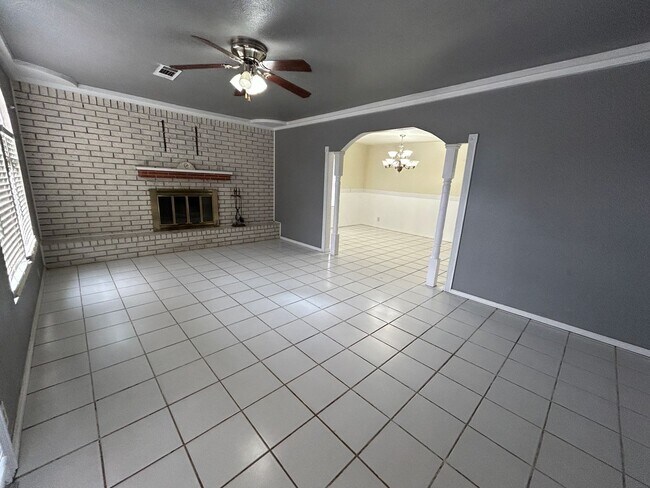 Building Photo - 609 E 6th St