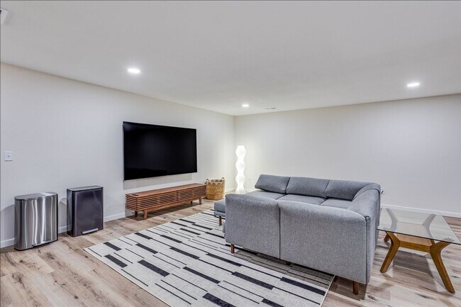 Building Photo - BEAUTIFUL 5 BEDROOM HOME  WITH LAKE VIEW A...