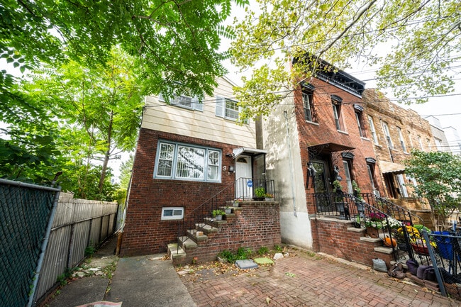 Building Photo - 9 Giles Ave