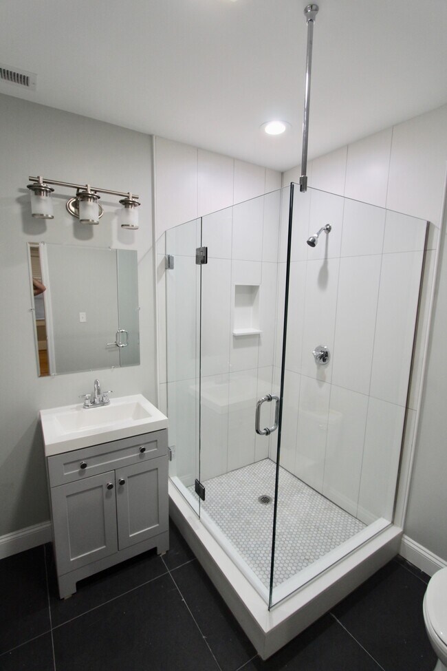 Building Photo - 460 Saratoga St