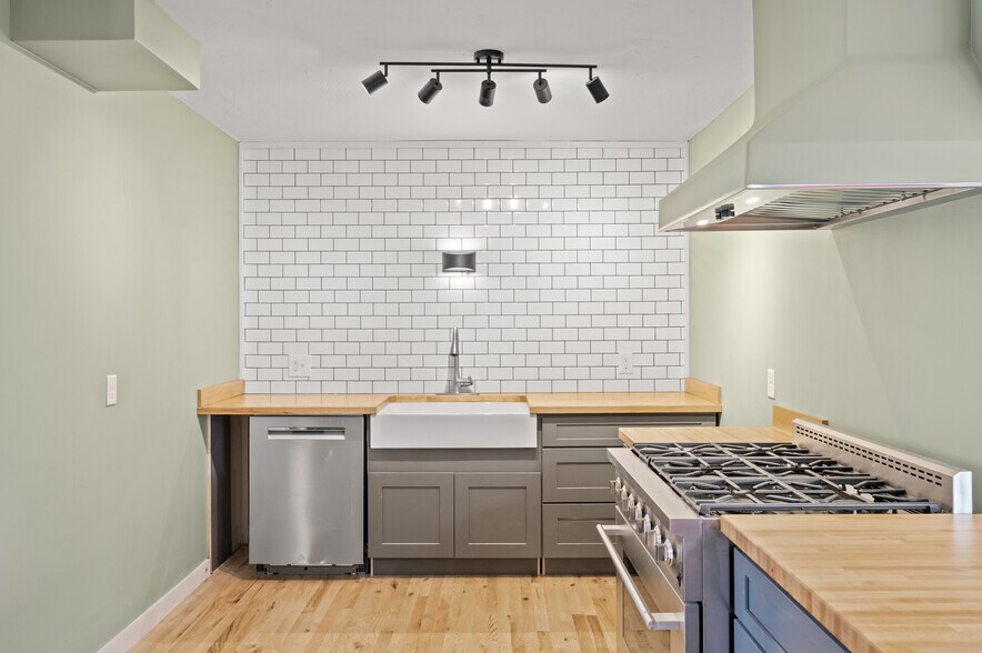 Building Photo - 5616 Nevada Ave N