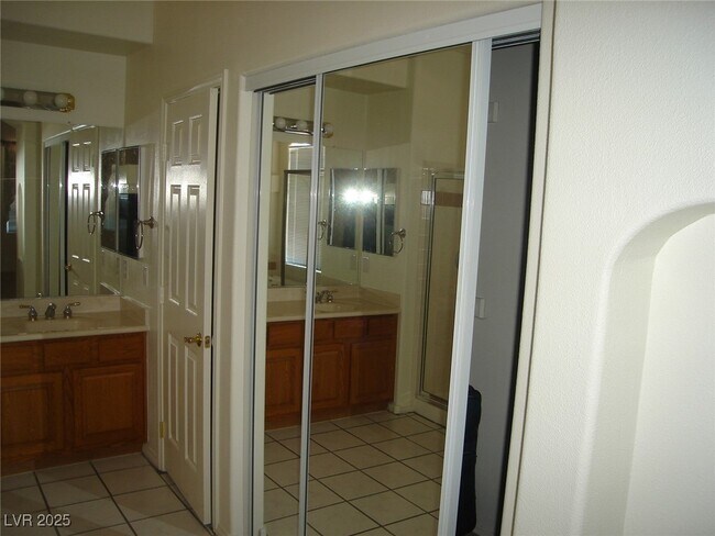 Building Photo - 2400 Indian Pony Ct