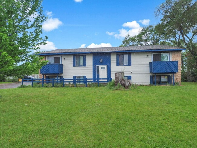 Building Photo - 3 Bedroom Apartment with new flooring and ...