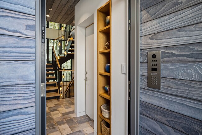 Building Photo - 124 15th Pl