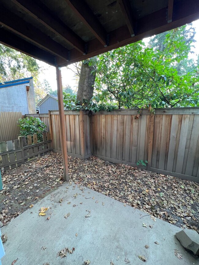 Building Photo - 2 Bedroom Condo in Lake Oswego