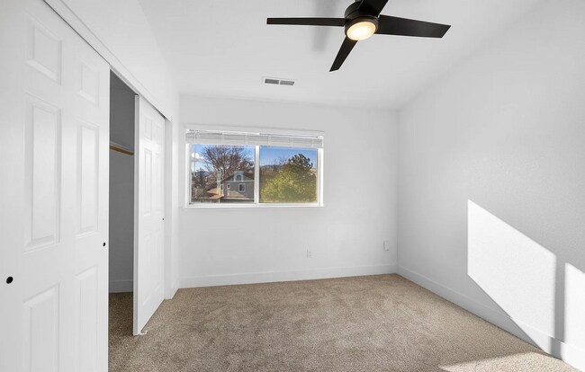 Building Photo - 3 Bed/2.5 Bath House w/ Yard Close to UNR