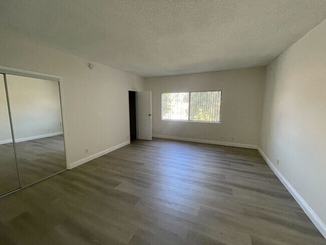 Building Photo - Beautiful 3-Bed/3-Bath Van Nuys Condo – Sp...
