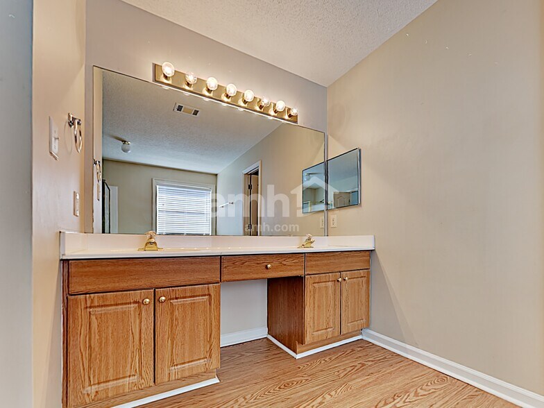 Building Photo - 724 Johnson Ct