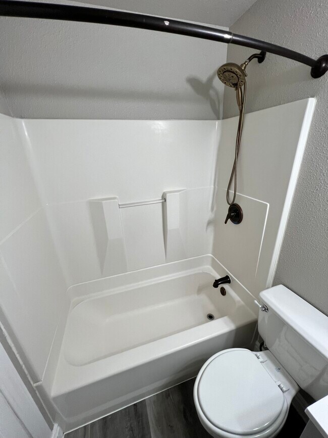 Full Bath - 2143 Beloit Dr