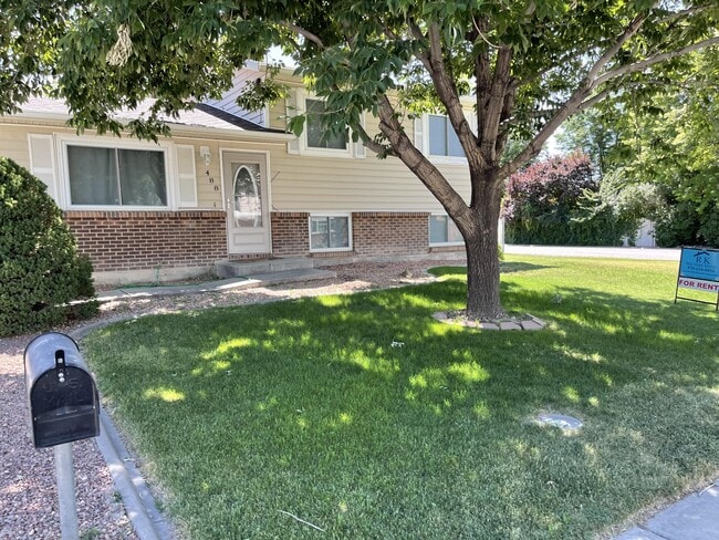 Building Photo - 488 Anjou Dr