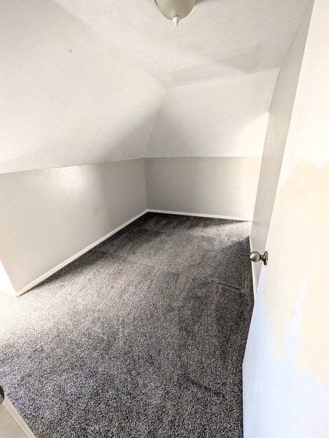 Building Photo - 817 S Newton Ave