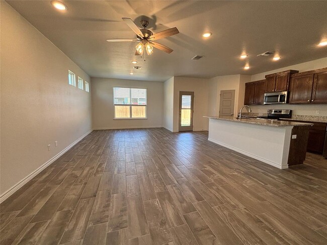 Building Photo - 722 Freedom Cir
