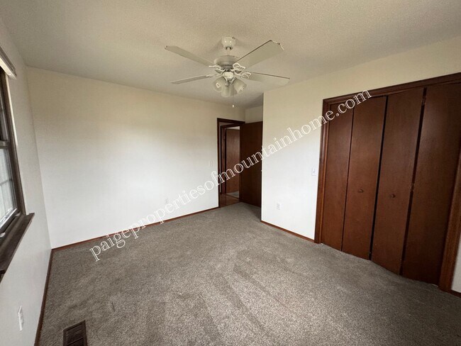 Building Photo - 3 Bedroom, 1 Bath Home on a Corner Lot