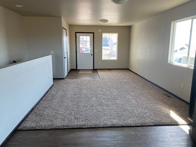 Building Photo - 4 BED | 2 BATH | DOUBLE GARAGE | RAPID VALLEY
