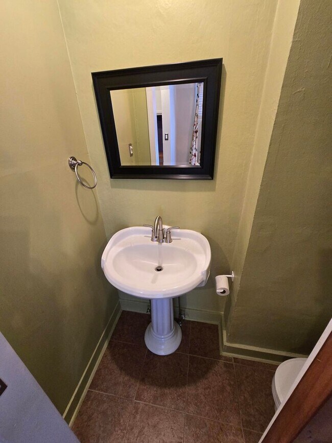 Building Photo - Beautiful 2 Bedroom 1.5 Bathrooms Patterson Park